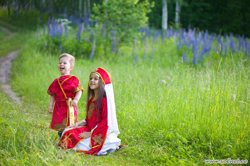 В армянских национальных костюмах